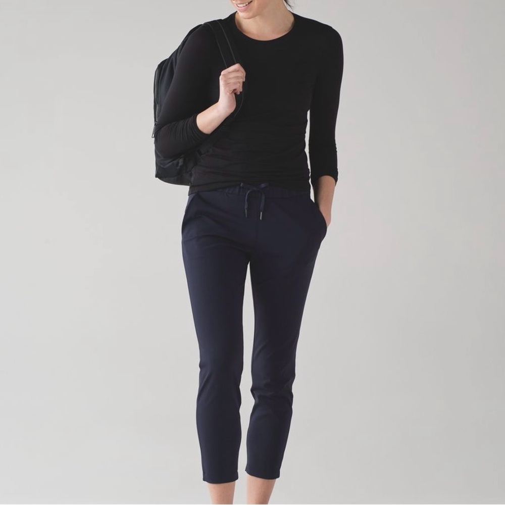 Lululemon On The Fly Pant *28"
Midnight Navy $98 Retail